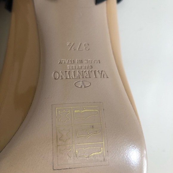 Authentic Valentino Garavani Leather Black Bow Heel Pumps.
Size 37 1/2 - Picture 7 of 12